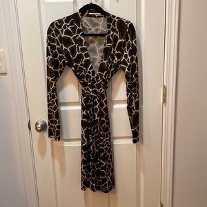 Tahari Animal Print Wrap Dress size Small Long Sleeve